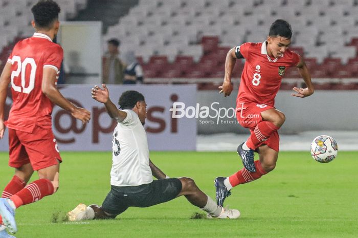 Gelandang timnas U-20 Indonesia, Arkhan Fikri (kanan), sedang melewati lawan saat bertanding dalam laga Turnamen Mini Internasional di Stadion Gelora Bung Karno, Senayan, Jakarta, Jumat (17/2/2023).