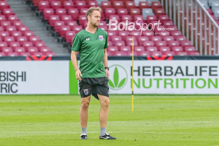 Pelatih timnas Thailand, Alexandre Polking, saat memantau para pemainnya berlatih di Stadion Gelora Bung Karno, Senayan, Jakarta, 28 Desember 2022.