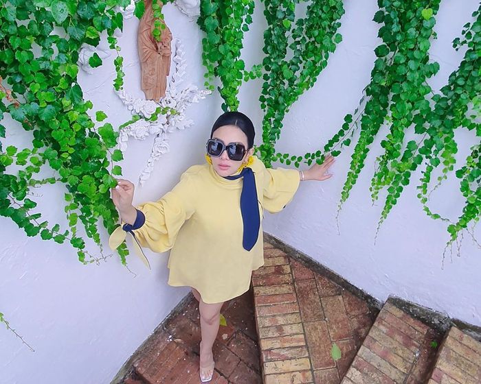 Penampilan anggun Syahrini  kenakan mini dress longgar yang curi perhatian