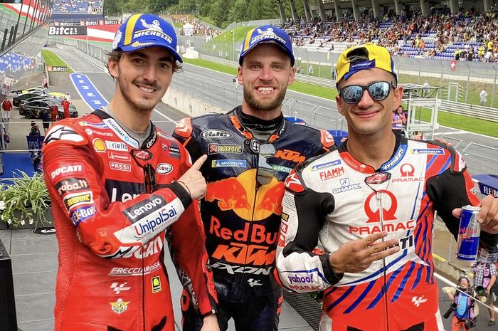 Dari kiri ke kanan:  Pemilik podium MotoGP Austria 2021 yaitu Francesco Bagnaia (Ducati Lenovo Team), Brad Binder (Red Bull KTM), dan Jorge Martin (Pramac Racing) seusai balapan MotoGP Austria 2021 di Red Bull Ring, Minggu (15/8/2021).