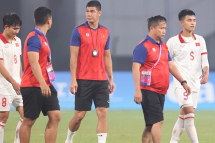 Sejumlah pemain dan ofisial Timnas U-24 Vietnam berjalan lesu setelah disingkirkan Arab Saudi dalam duel terakhir Grup B Asian Games 2022 di Hangzhou, China, Minggu (24/9/2023).