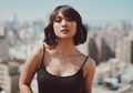 Bikin Ngilu! Marion Jola Unggah Foto Sambil Melet Lidah Kenakan Tanktop Hitam Belahan Dada Rendah Tuai Kritik Netizen
