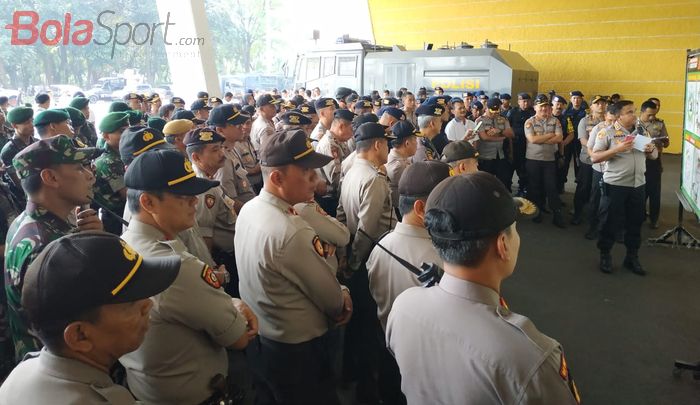 Petugas keamanan mengamankan partai Persija vs Persib di Stadion Gelora Bung Karno, Rabu (10/7/2019).