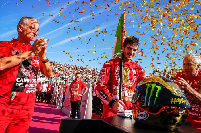Dua bos Ducati Lenovo, Paolo Ciabatti dan Davide Tardozzi, sedang merayakan keberhasilan Francesco Bagnaia meraih gelar juara dunia MotoGP 2022