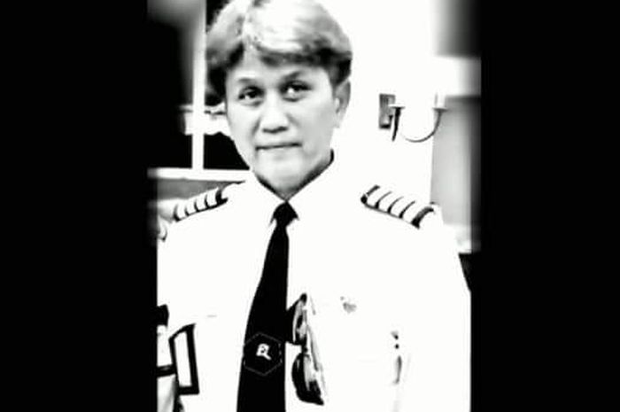 Pilot Airfast Indonesia bernama Capt. Hj. Indah Yuliani Martono
