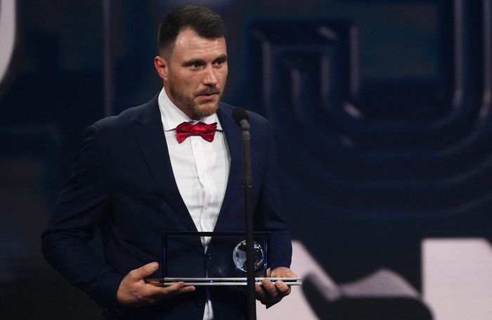 Pemain sepak bola amputasi, Marcin Oleksy, dinobatkan sebagai peraih FIFA Puskas Award untuk Gol Terbaik Dunia 2022.