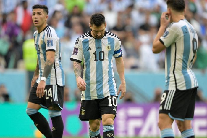 Lionel Messi (10) tertunduk usai timnas Argentina dikalahkan Arab Saudi pada duel Piala Dunia 2022 di Lusail (22/11/2022).