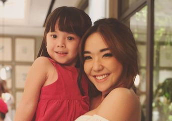 Ajak Gempi ke Fashion Show, Gisella Anastasia Tampil Seksi Pakai Jumpsuit Ketat