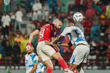 Duel antara Ilija Spasojevic dan Lucas Gama saat laga Bali United kontra PSIS Semarang pada pekan ke-28 Liga 1 2023/2024.