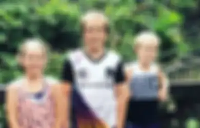 Liburan Ke Bali, Keluarga Asal Australia Ini Temukan Foto Tak Terduga Bersama Seekor Monyet