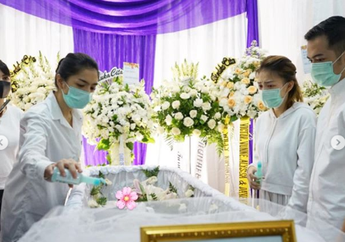 Masih Berduka Atas Kepergian Ayah Sambungnya, Angel Karamoy Akhirnya dapat Penghiburan dengan Hadirnya Sosok Bak Malaikat Ini: 'Welcome to The World'