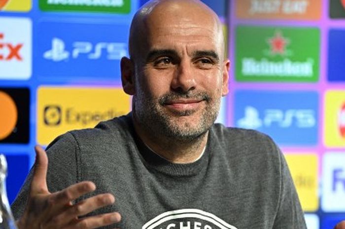 Pelatih Manchester City, Pep Guardiola, berbicara dalam konferensi pers di tempat latihan Man City, Manchester, Selasa (3/5/2022).