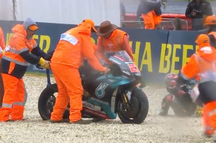 Fabio Quartararo (Petronas Yamaha SRT) mengalami highside di tikungan 2 sirkuit Phillip Island pada sesi FP1 MotoGP Australia 2019, Jumat (25/10/2019).