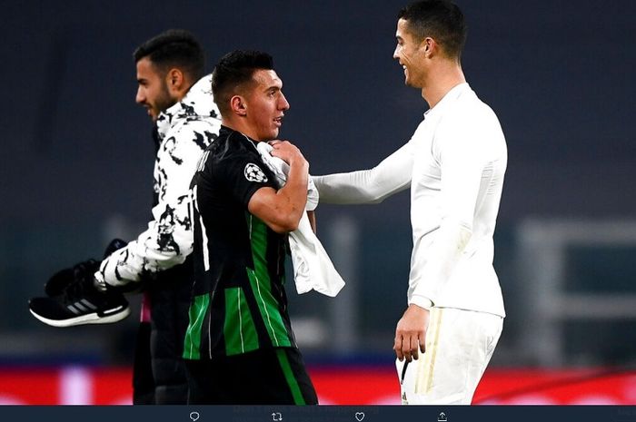 Cristiano Ronaldo dan pemain Ferencvaros dalam laga pada Selasa (24/11/2020).