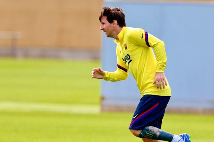 Lionel Messi saat menjalani latihan individual Barcelona, 11 Mei 2020.