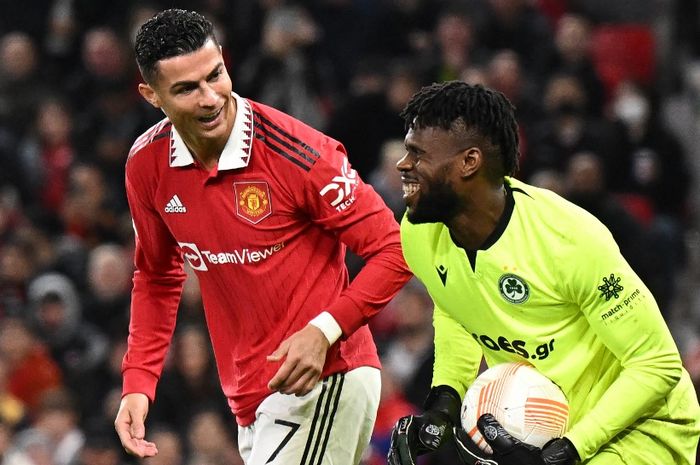 Striker Manchester United, Cristiano Ronaldo, tertawa bersama kiper Omonia Nicosia, Francis Uzoho, dalam laga Grup E Liga Europa di Stadion Old Trafford, Kamis (13/10/2022).