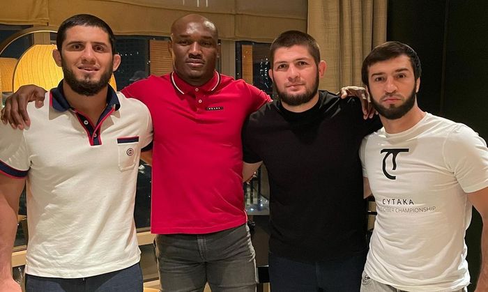 Mantan petarung kelas ringan UFC, Khabib Nurmagomedov (3 dari kiri) berpose dengan kolega-koleganya. Dari kiri: Islam Makhachev, Kamaru Usman, Nurmagomedov, dan Zubaira Tukhugov.