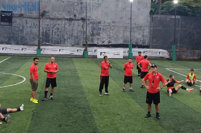 Suasana latihan Persija Jakarta yang dipimpin lima pelatih di Lapangan F7 Mini Soccer, Cilandak Jakarta Selatan, Sabtu (25/1/2020).