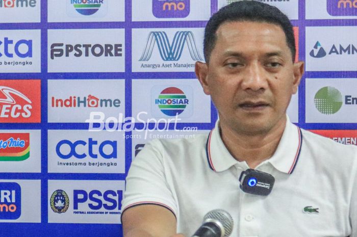 Pelatih Arema FC, I Putu Gede Dwi Santoso, saat menghadiri sesi jumpa pers seusai laga pekan ke-24 Liga 1 2022 di Stadion Patriot Candrabhaga, Bekasi, Jawa Barat, 12 Februari 2023.