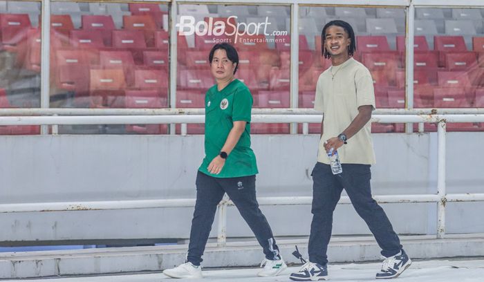 Ronaldo Kwateh tampak menghadiri untuk nonton laga Turnamen Mini Internasional antara timnas U-20 Indonesia versus timnas U-20 Fiji di Stadion Gelora Bung Karno, Senayan, Jakarta, Jumat (17/2/2023).