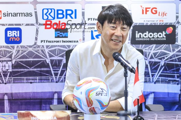 Pelatih timnas Indonesia, Shin Tae-yong, sedang memberikan keterangan kepada awak media di Media Center Stadion Utama Gelora Bung Karno, Senayan, Jakarta, Senin (19/6/2023) malam.