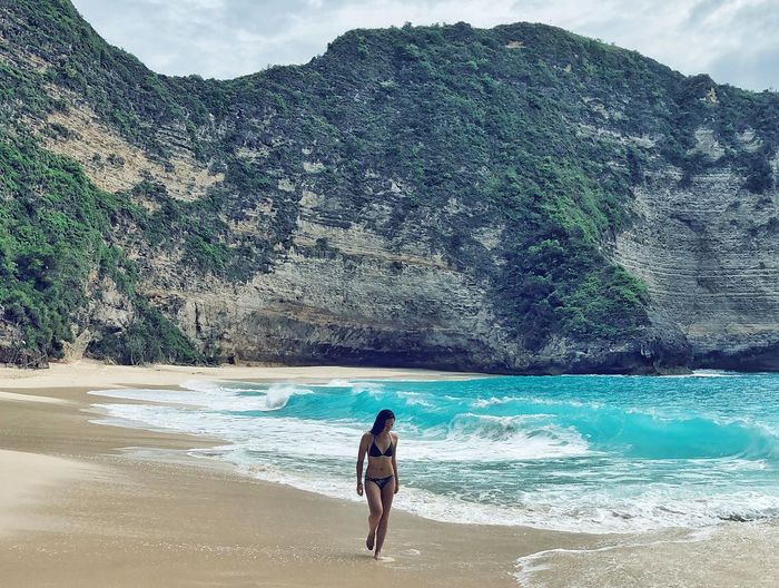 Penampilan seksi Anglea Gilsha saat traveling