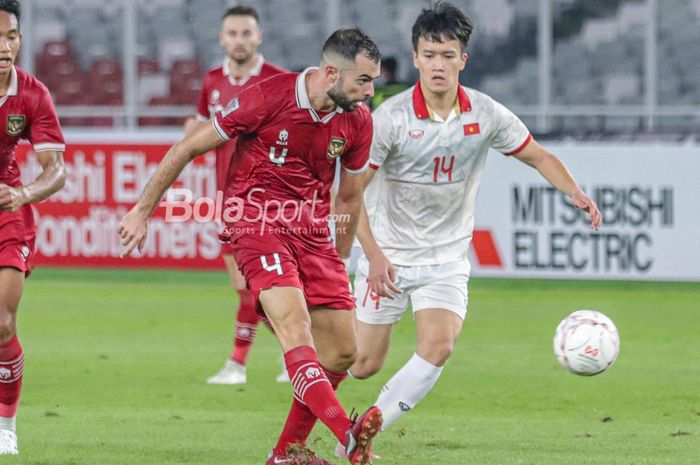 Bek naturalisasi timnas Indonesia, Jordi Amat (kiri), sedang mengoper bola dan dibayangi pemain timnas Vietnam bernama Nguyen Hoang Duc (kanan) dalam laga leg pertama semifinal Piala AFF 2022 di Stadion Gelora Bung Karno, Senayan, Jakarta, 6 Januari 2023.