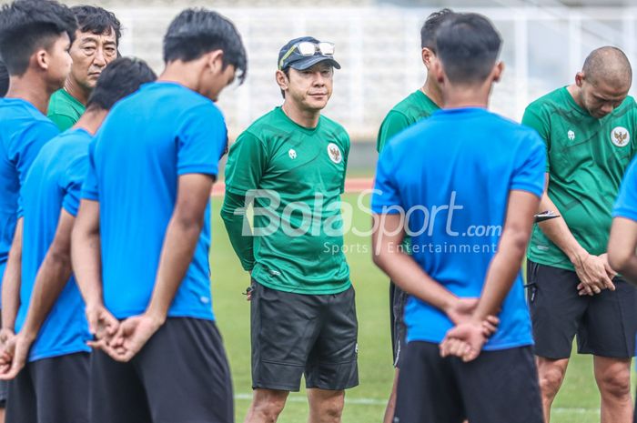 Pelatih timnas Indonesia, Shin Tae-yong, sedang memimpin latihan pemain timnas U-19 Indonesia di Stadion Madya, Jakarta, 2 Maret 2022.