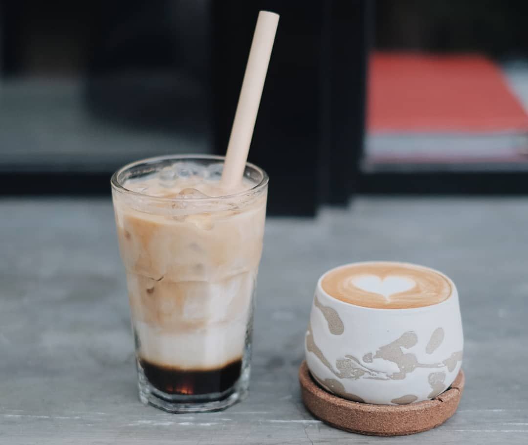 Tren Baru Nyelupin Kertas Ke Dalam Minuman Kopi Ala TikTok Demi Estetika Semua Halaman Hai