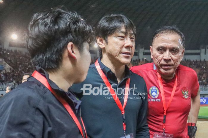 Pelatih timnas Indonesia, Shin Tae-yong (tengah), sedang berdiskusi dengan Mochamad Iriawan selaku Ketua Umum PSSI di Stadion Pakansari, Bogor, Jawa Barat, 27 September 2022.