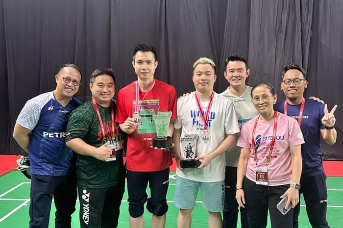 Ganda putra nomor tiga dunia asal Malaysia, Aaron Chia/Soh Wooi Yik berpose bersama tim dan Rexy Mainaky usai jadi runner-up Indonesia Open 2023.