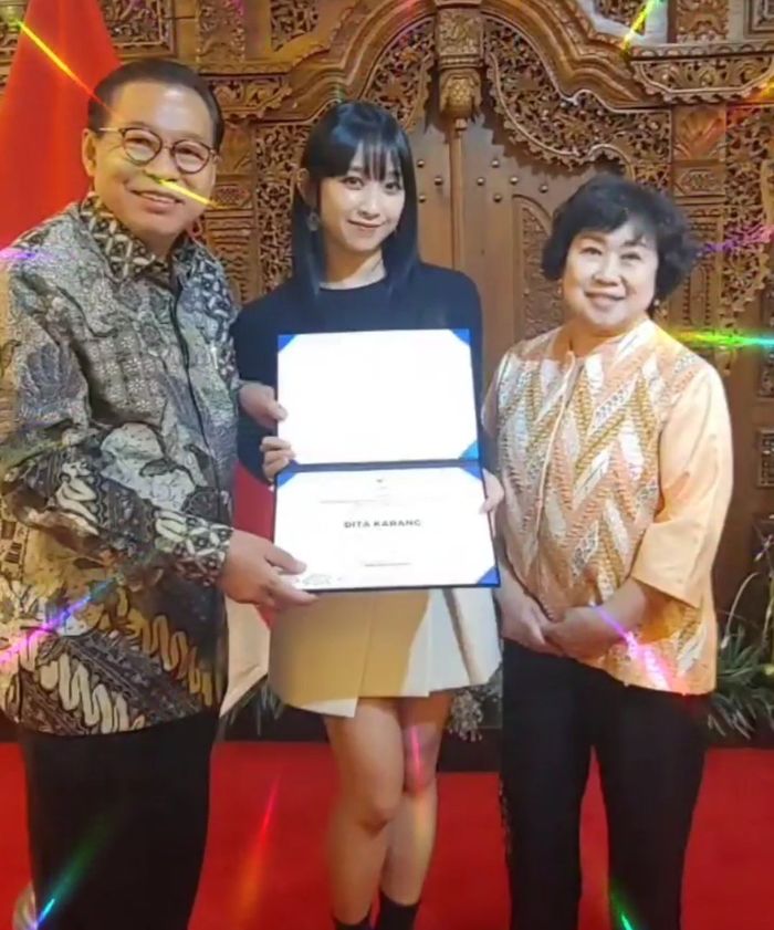 Dita Karang mendapatkan piagam penghargaan dari Duta Besar Indonesia di Korea Selatan