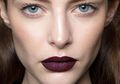Tips Pakai Lipstik Warna Gelap Agar Tidak Terlihat Menor dan Lebih Tua!