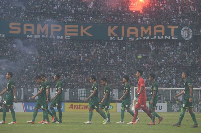 Reaksi para pemain Persebaya Surabaya atas hasil imbang saat melawan Persija Jakarta pada laga pekan ke-16 Liga 1 2019 yang berlangsung Gelora Bung Tomo Surabaya, Sabtu (24/8/2019).