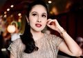 Stunning! Sandra Dewi Tampil Cantik Elegan dalam Balutan Dress Cheongsam Khas Gadis Cina