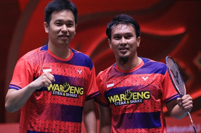 Pasangan ganda putra Indonesia, Mohammad Ahsan/Hendra Setiawan, berpose setelah menang pada laga pertama BWF World Tour Finals 2022 di Nimibutr Arena, Bangkok, Thailand, Rabu (7/12/2022).