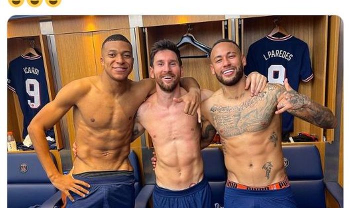 Kylian Mbappe, Lionel Messi, dan Neymar, berfoto bersama di ruang ganti tak lama setelah Paris Saint-Germain menaklukkan Manchester City 2-0 di fase grup Liga Champions.  