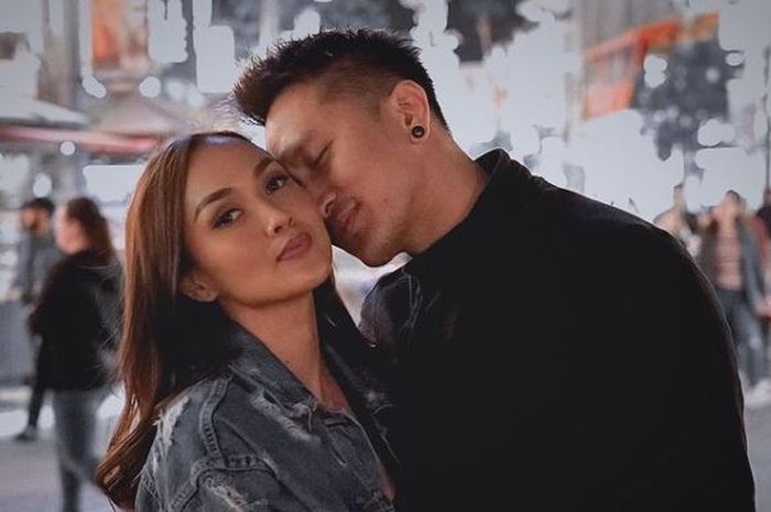 Demian Aditya dan istrinya, Sara Wijayanto