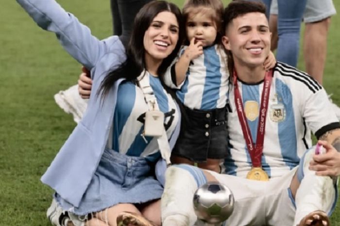 Bintang baru Chelsea, Enzo Fernandez bersama sang kekasih, Valentina Cervantes dan putrinya Olivia.
