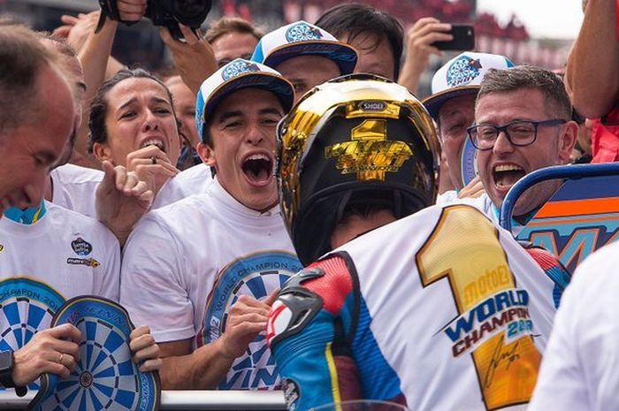 Pembalap Repsol Honda, Marc Marquez, turut merayakan keberhasilan sang adik, Alex Marquez, meraih gelar juara dunia Moto2 2019 di Sepang, Malaysia, Minggu (3/11/2019).