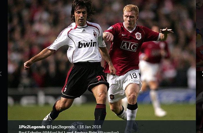 Paul Scholes (kanan) berduel dengan Andrea Pirlo dalam partai Manchester United kontra AC Milan.