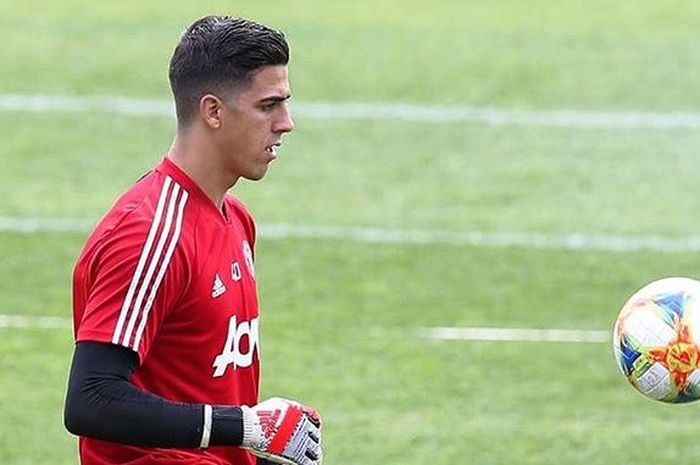 Joel Pereira saat menjalani latihan dengan Manchester United.