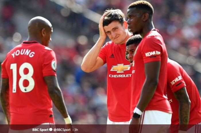 Para pemain Manchester United tampak lesu setelah tim mereka dipecundangi oleh Crystal Palace dengan skor 1-2 di depan publik sendiri pada pertandingan pekan ketiga Liga Inggris, Sabtu (24/8/2019).