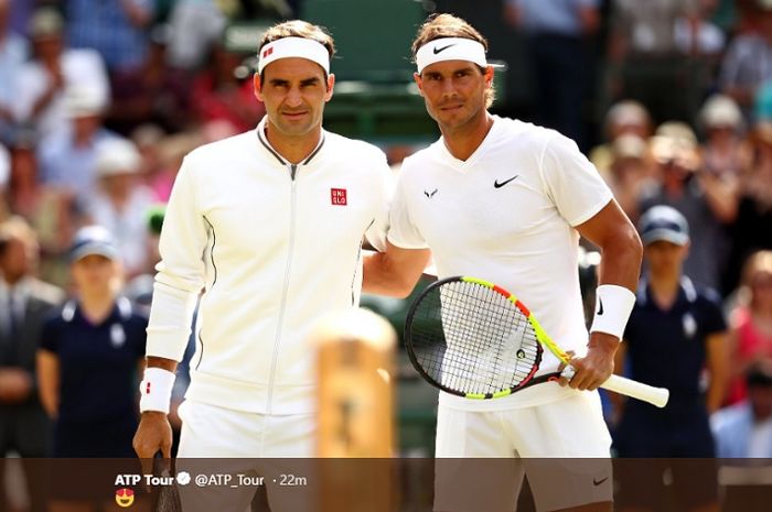 Roger Federer (kiri) dan Rafael Nadal (kanan) berpose bersama jelang melakoni partai semifinal Wimbledon 2019, Jumat (12/7/2019)