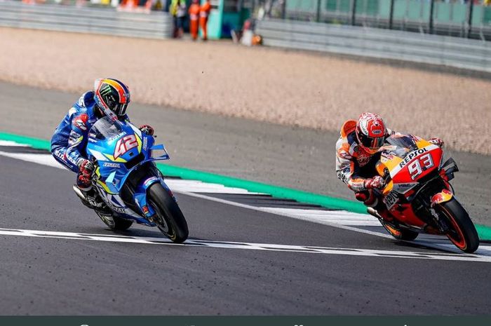 Momen ketika Alex Rins (kiri) memenangi MotoGP Inggris 2019 dengan keunggulan hanya 0,013 detik dari rivalnya, Marc Marquez (kanan)