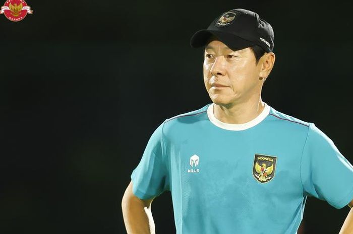 Shin Tae-yong, sedang memimpin sesi pemusatan latihan Timnas Indonesia jelang FIFA Matchday di Surabaya, Jawa Timur.