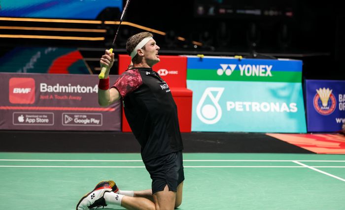 Selebrasi pemain tunggal putra Denmark, Viktor Axelsen usai menjuarai Malaysia Open 2023 di Axiata Arena, Kuala Lumpur, Malaysia pada hari Minggu (15/1/2023)