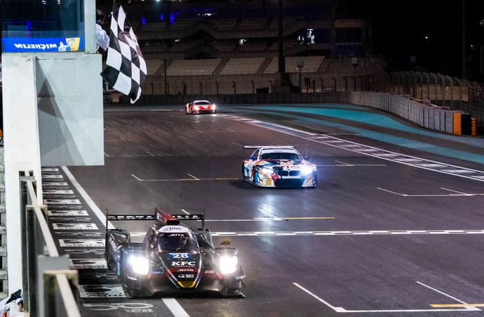 Sean Gelael membawa mobil tim JOTA Sport melewati garis finis pada balapan ketiga Asian Le Mans Series 2021 di Sirkuit Yas Marina, Abu Dhabi, UEA, 19 Februari 2021.