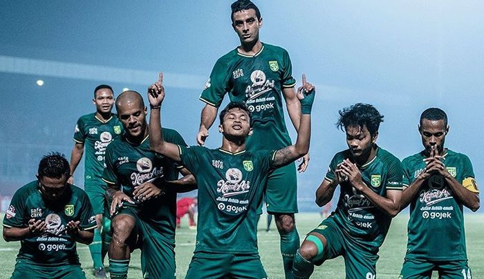 Pemain Persebaya Surabaya merayakan gol yang dicetak Osvaldo Haay saat melawan Kalteng Putra pada pekan ke-18 Liga 1 2019.