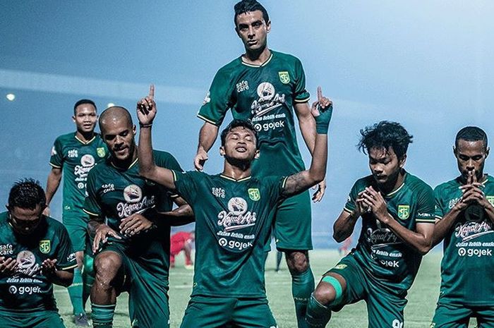 Pemain Persebaya Surabaya merayakan gol yang dicetak Osvaldo Haay saat melawan Kalteng Putra pada pekan ke-18 Liga 1 2019.